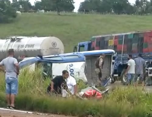 Viatura da PM com seis presos capota na BR-101; dois custodiados morrem