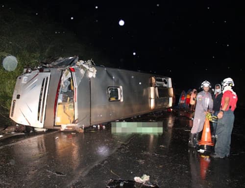 Ônibus capota em rodovia do oeste da Bahia e deixa ao menos um morto e mais de 20 feridos