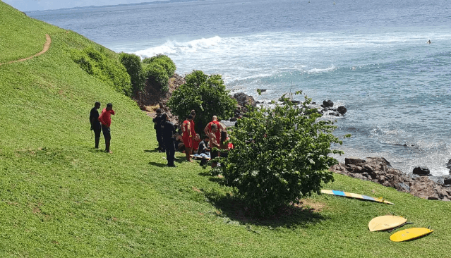 Turista morre afogada após ser atingida por onda enquanto tirava fotos em praia na Bahia