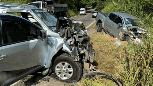 Grave acidente envolvendo caminhonetes deixa 06 ubatenses feridos na BA-330