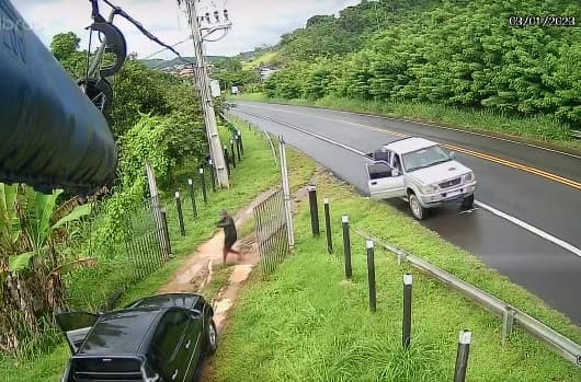 Policial reage a tentativa de assalto e troca tiros com criminosos em Gandu; veja vídeo
