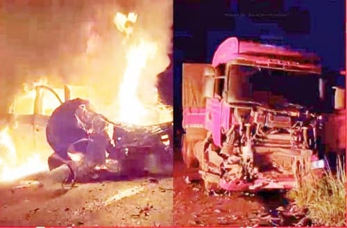 Motorista escapa de carro em chamas após colisão com caminhão