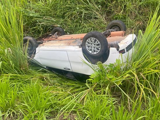 Carro capota entre Ibirataia e Ipiaú na BA-650