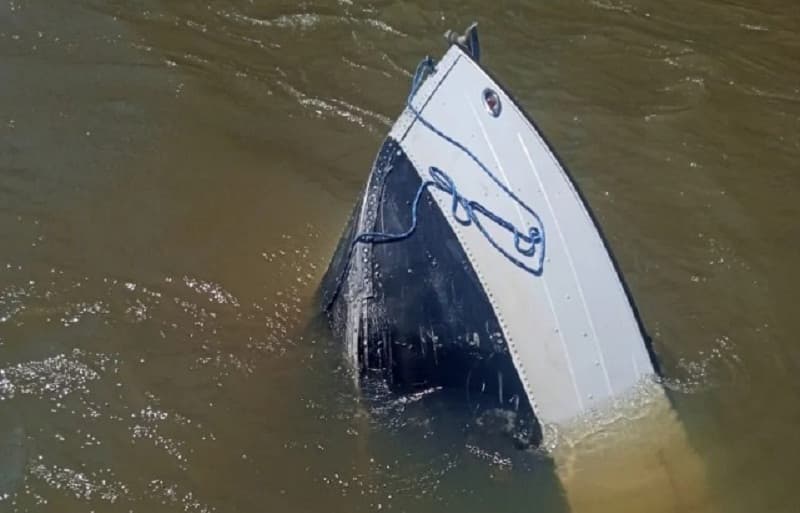 Barco com família a bordo vira em rio no Prado e homem desaparece na água