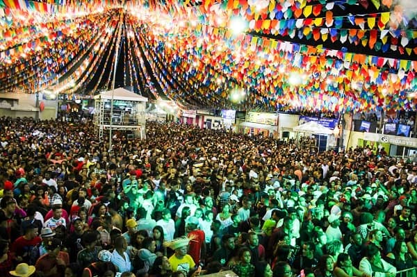 São João de Ibirataia foi prestigiado por grande público na Praça do Forró