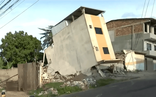Prédio de três andares desaba parcialmente e fica inclinado no sudoeste da BA