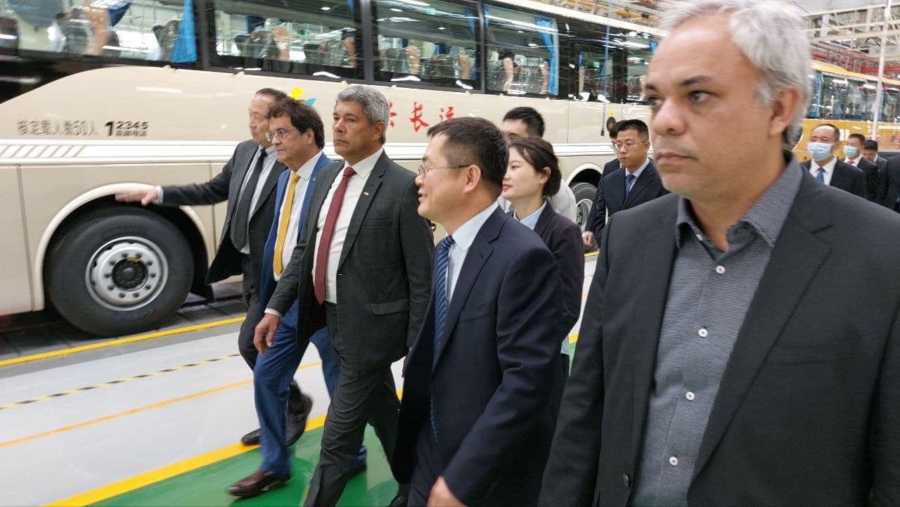 Governador inicia negociação para atrair fábrica chinesa de ônibus elétrico para a Bahia