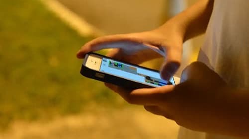 Austrália planeja proibir uso de redes sociais por crianças