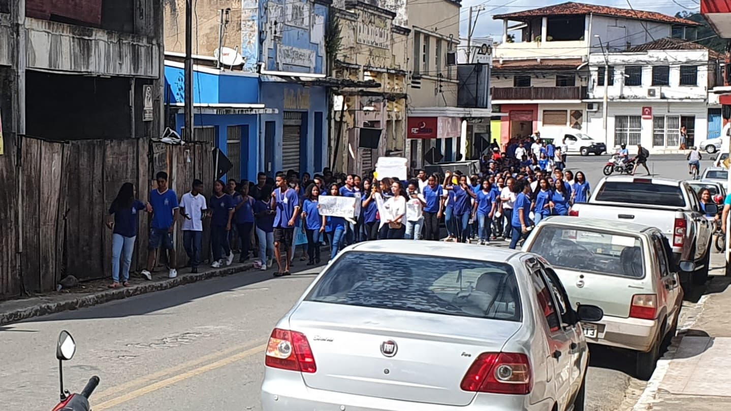 Alunos do Colégio Estadual de Ibirataia fazem manifestação pelas ruas do município; assista o vídeo