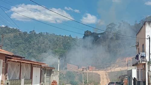 Ibirataia: Morador do Bairro AABB alerta para incêndio descontrolado e clama por ação dos Bombeiros