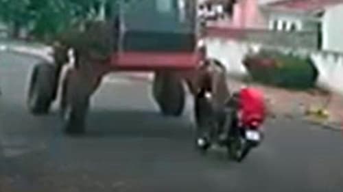 Jovem tem cabeça esfacelada após moto passar embaixo de máquina agrícola