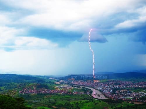 Fotógrafo registra exato momento em que raio cai na cidade de Ipiaú