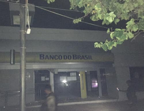 Grupo armado ataca agência bancária no norte da Bahia e faz reféns na fuga