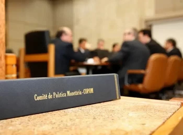 Banco Central mantém Selic inalterada pela 5ª vez seguida, em 13,75% ao ano, e mostra cautela com cenário volátil