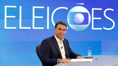 Flávio Bolsonaro adota postura cautelosa em sabatina do Jornal Nacional