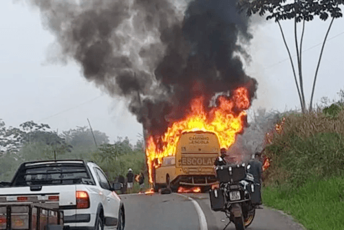 Casal morre em acidente entre motocicleta e ônibus escolar na BR-330