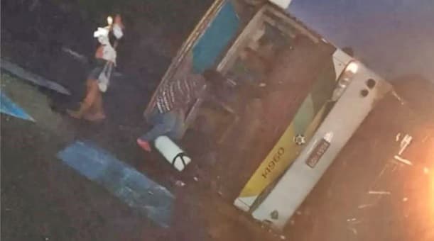 Ônibus que saiu de Valença para São Paulo tomba e pessoas ficam feridas na BR-101