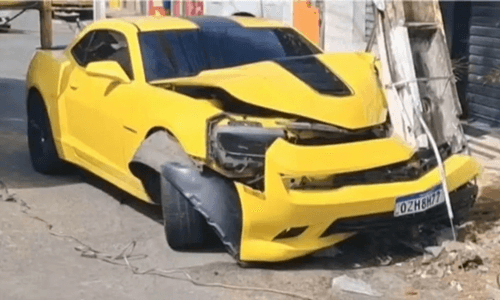 Camaro amarelo fica destruído após bater em poste no interior da Bahia