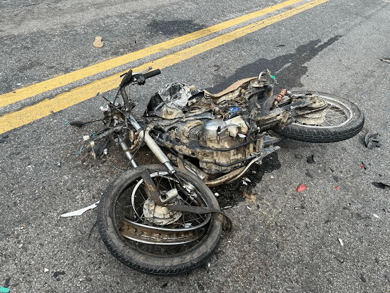 Casal morre após batida entre motocicleta e carreta na BR-101