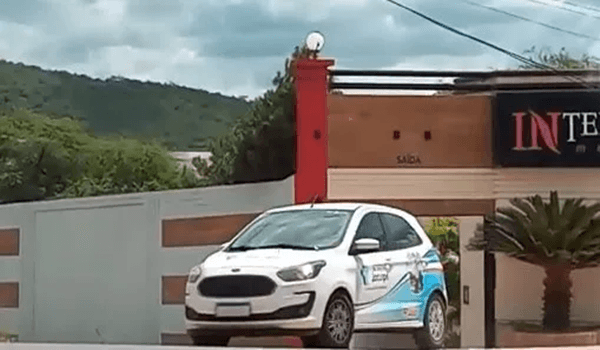 Servidor é demitido após ser flagrado deixando motel com carro de prefeitura na BAHIA