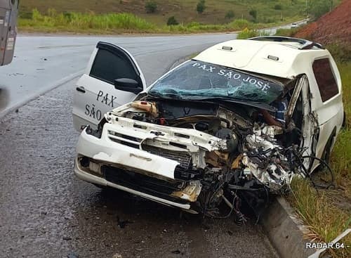 Motorista de carro funerário morre em batida com caminhão na BR-101, no sul da Bahia
