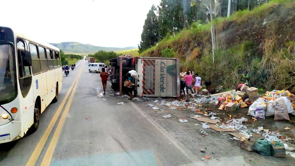 Caminhão com produto de limpeza tomba na BR-101, a turma do deixa que é nosso saquearam a carga