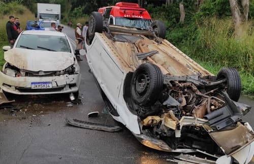 Duas mulheres ficam feridas após carro colidir em ponte e em outro veículo