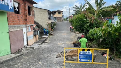 Ibirataia: Prefeitura realiza recuperação de calçamento e conserto de esgotos em bairros do município