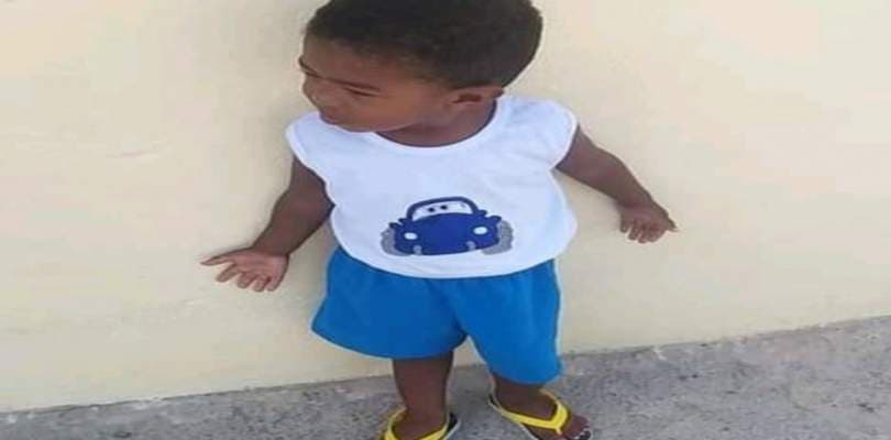 Revoltados, populares ateiam fogo em casa de vizinha acusada de matar criança de 3 anos