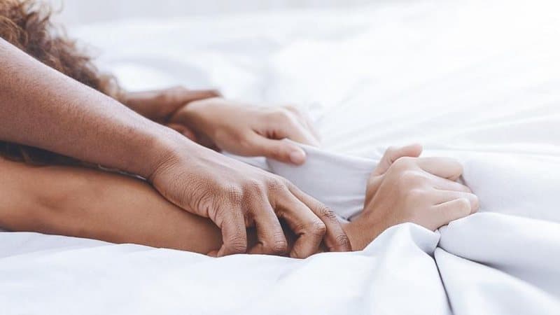 Mulher que geme alto no sexo deve ser presa, diz advogado: “está cometendo crime”