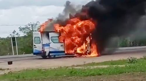 Ambulância pega fogo na Bahia