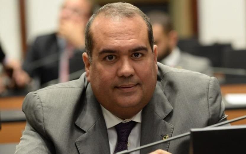 “Eu vivi para ver a base do PT aprovar a privatização da Embasa”, ironiza Sandro Régis