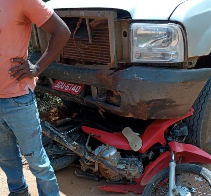 Jovem morre após moto que pilotava bater contra caminhão em Piraí do Norte