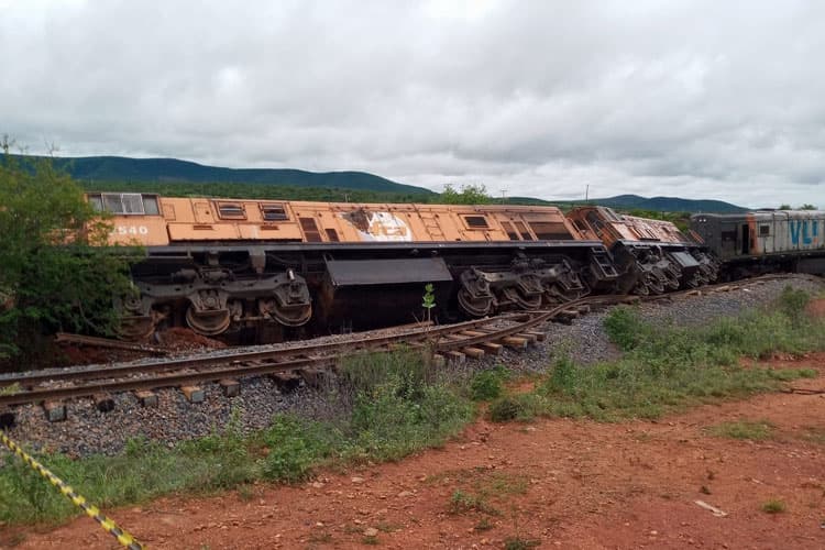 Trem descarrila e tomba entre Brumado e Tanhaçu