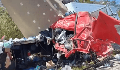 Homem morre e uma pessoa fica ferida após batida entre duas carretas no sudoeste da Bahia