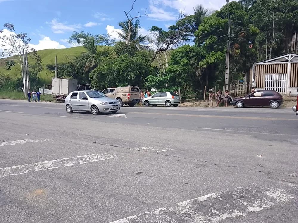 Jovem de 18 anos morre em acidente envolvendo carro e caminhão na BR-101