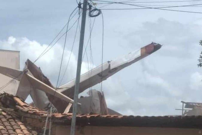 Avião cai em cima de casa no Maranhão e deixa três feridos