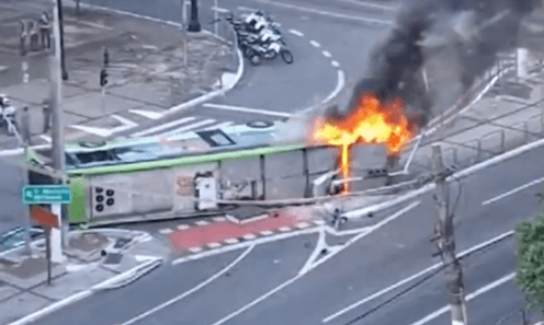 Ônibus Elétrico tomba e pega fogo no Centro de São Paulo