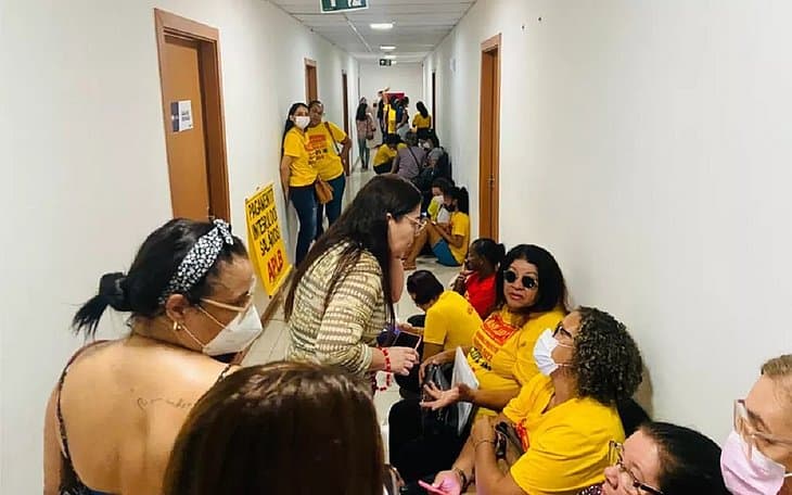 Professores de Feira fazem nova paralisação e ocupam Secretaria da Educação