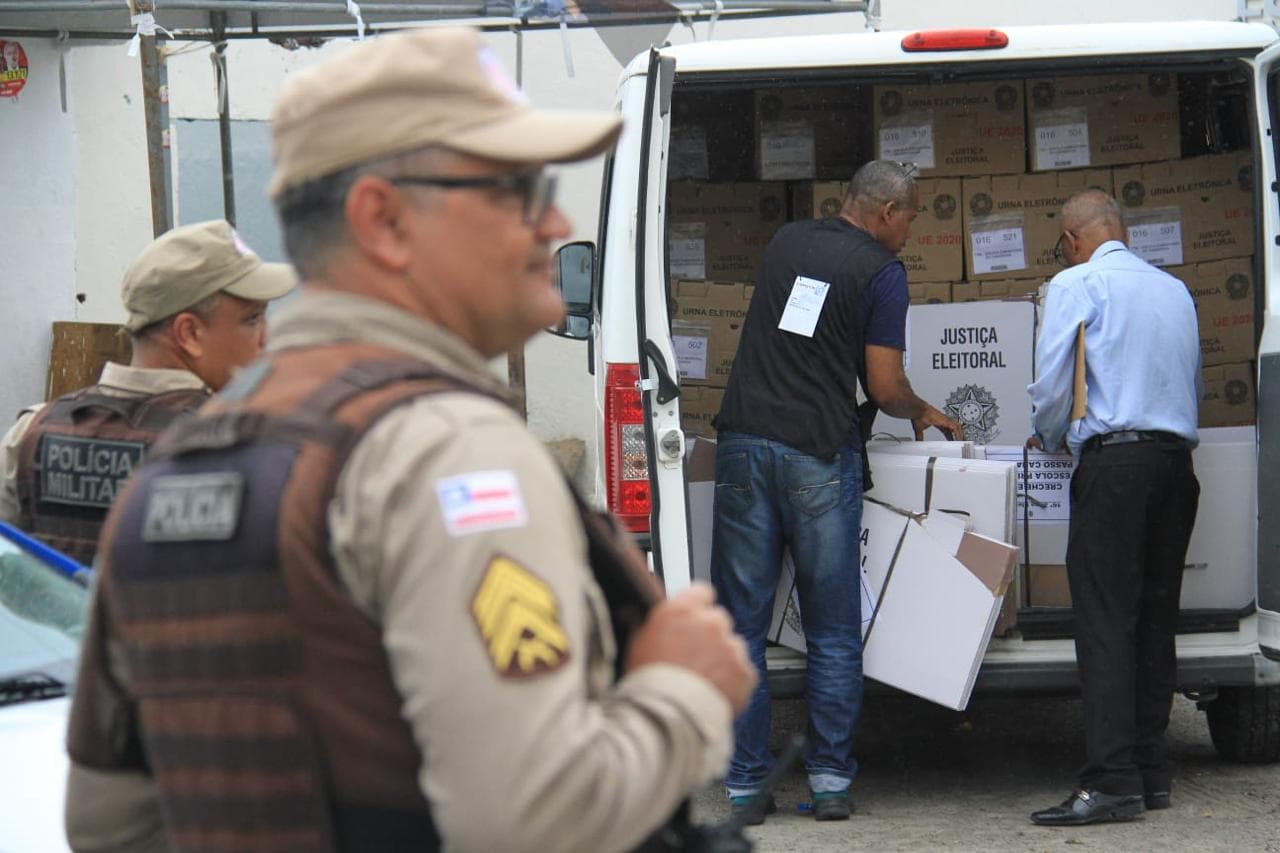 PM escolta 5 mil urnas eletrônicas para 19 zonas eleitorais de Salvador e Região Metropolitana