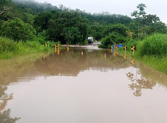 Água interdita trecho da BR-330 entre Ipiaú e Jitaúna