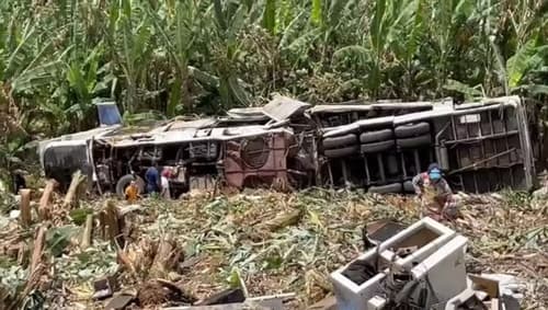 Trio elétrico capota e deixa três pessoas mortas e seis feridas