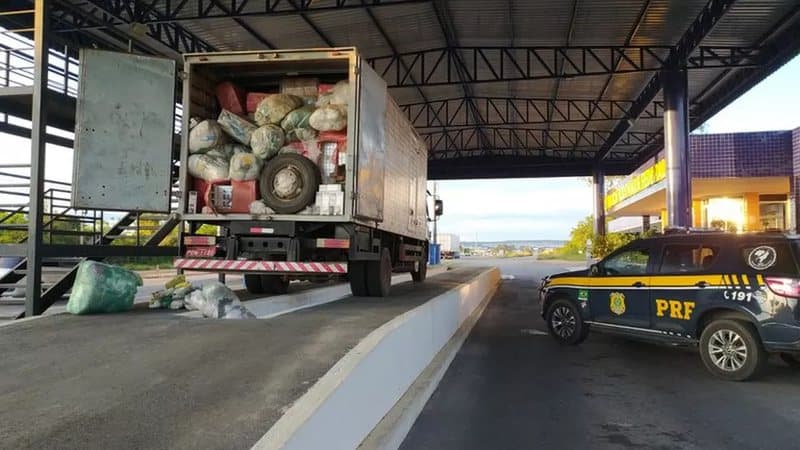 175 mil maços de cigarros contrabandeados do Paraguai foram apreendidos em um caminhão-baú no interior da Bahia