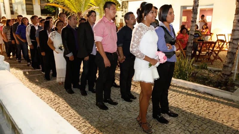 21 casais LGBT realizam casamento coletivo, em Fortaleza
