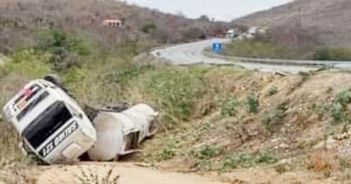 Carreta Tanque carregada de álcool tomba na BR-116