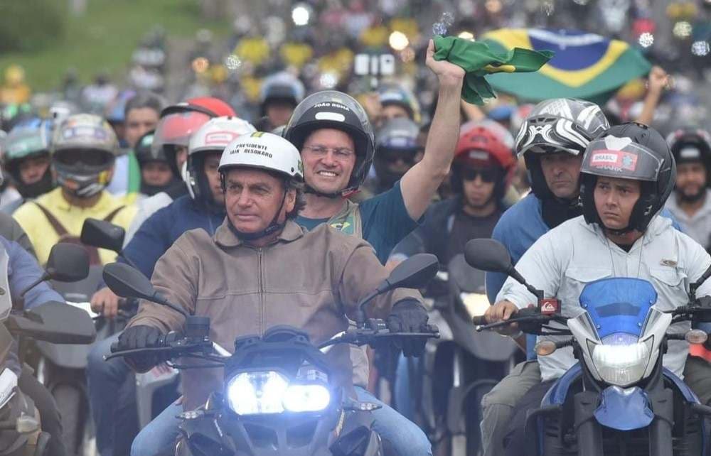 Bolsonaro participa de motociata em Salvador