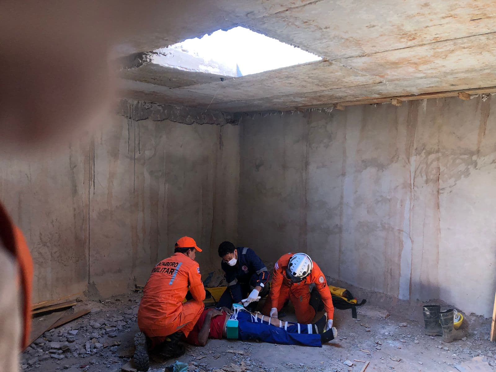 Trabalhador é resgatado após cair de cerca de 3 metros enquanto trabalhava em obra