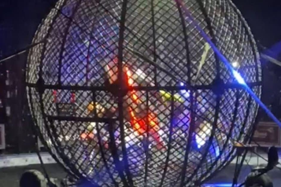 Motociclistas se chocam em 'globo da morte' de circo em Itabuna