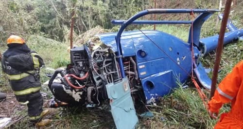 Bombeiros chegam ao local da queda de helicóptero em Caieiras, na Grande SP
