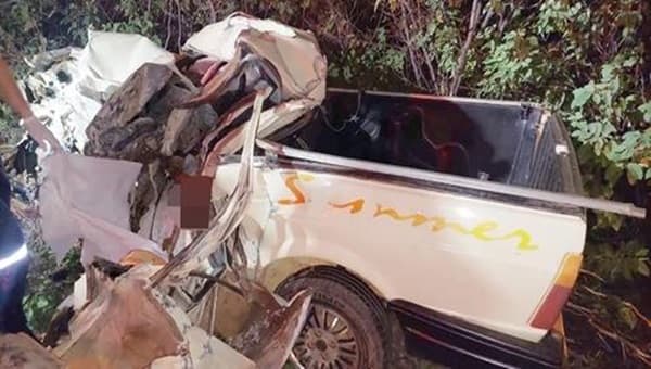 Pai, mãe e filha morrem após caminhonete bater de frente com caminhão